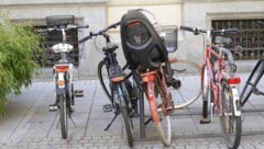 Die Kinder waren auf Fahrrädern unterwegs, als sie von dem Autofahrer erfasst wurden. ...
