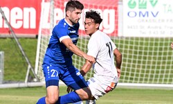 Skyriotis (hinten/im Bild gegen Ex-WAC-Ass Mike Novak) wird den WAC wohl verlassen. 