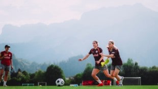 Katja Wienerroither (2. von rechts) ist die neue Kapitänin bei Salzburg.