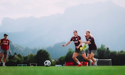 Katja Wienerroither (2. von rechts) ist die neue Kapitänin bei Salzburg.