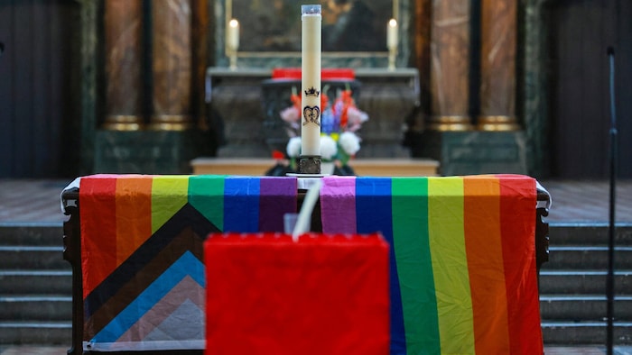 Der Altar wurde für den Gedenkgottesdienst mit den Regenbogenfarben dekoriert.