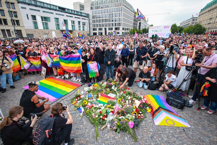 Zahlreiche Menschen trauerten nach dem Anschlag beim Christopher Street Day.