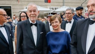 „Carmen“ versammelte die heimische Prominenz vorm Großen Festspielhaus in Salzburg. Alexander ...