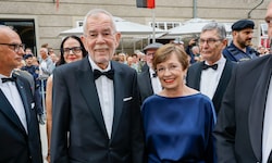 „Carmen“ versammelte die heimische Prominenz vorm Großen Festspielhaus in Salzburg. Alexander ...