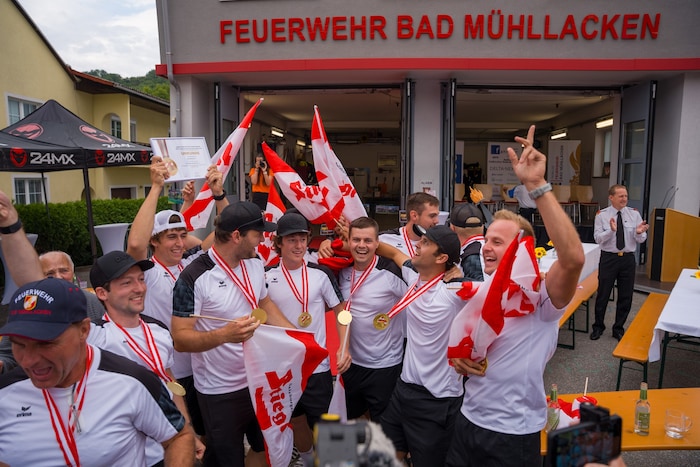 Vor dem Feuerwehrhaus wurde gefeiert.