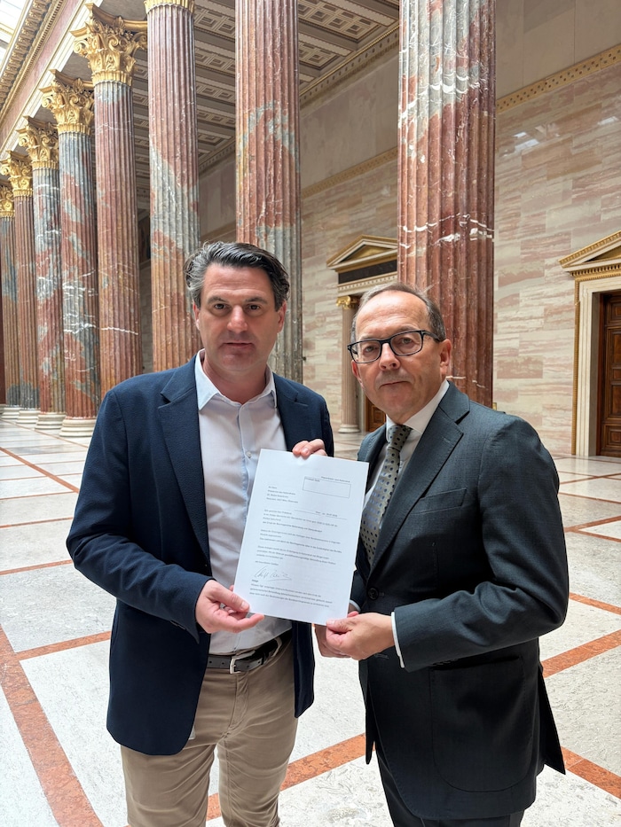 Landesobmann. Ph. Wagner ÖVP-Landesobmann Christoph Zarits bei der Einbringung der Petition mit ...