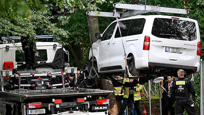 Der weiße Transporter des Attentäters wird vom Tatort abtransportiert.