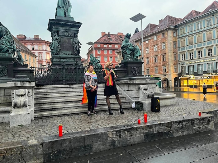 Organisatorin Jodie Fox (re.) rief zur Schweigeminute auf.