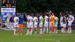 Wie begossene Pudel vor ihren enttäuschten Fans – die Spieler der Admira