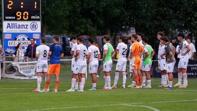Wie begossene Pudel vor ihren enttäuschten Fans – die Spieler der Admira