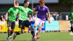 Wals-Grünaus Benjamin Sabic (li.) im Laufduell mit Austria Salzburgs Christian Huetz.