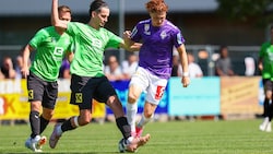 Wals-Grünaus Benjamin Sabic (li.) im Laufduell mit Austria Salzburgs Christian Huetz.