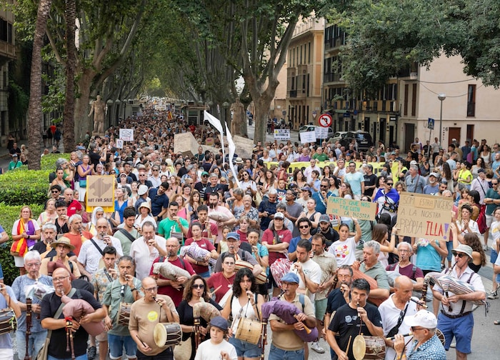 Die Proteste verliefen laut Polizei, die die Teilnehmeranzahl mit 25.000 bezifferte, friedlich.