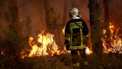 Ein Feuerwehrmann kämpft gegen die heftigen Brände westlich von Bordeaux.