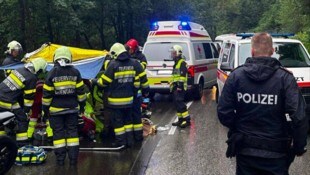 Der Motorradfahrer wurde bei dem Unfall schwer verletzt.