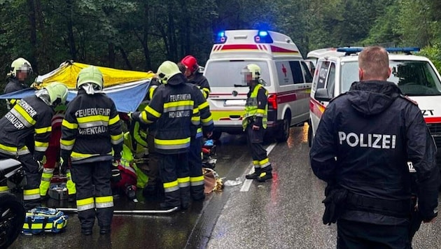 Der Motorradfahrer wurde bei dem Unfall schwer verletzt.