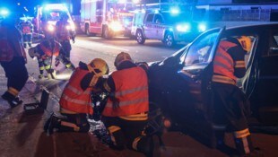 Die Unfallstelle in Wels-Lichtenegg, die Feuerwehr musste die Schäden beseitigen