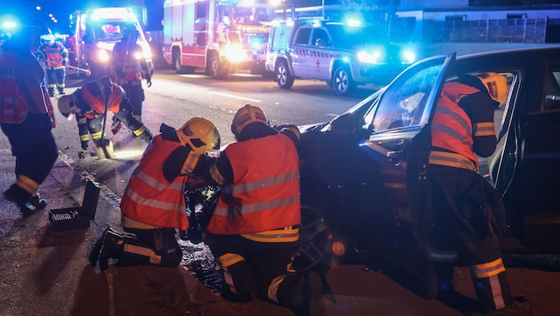 Die Unfallstelle in Wels-Lichtenegg, die Feuerwehr musste die Schäden beseitigen