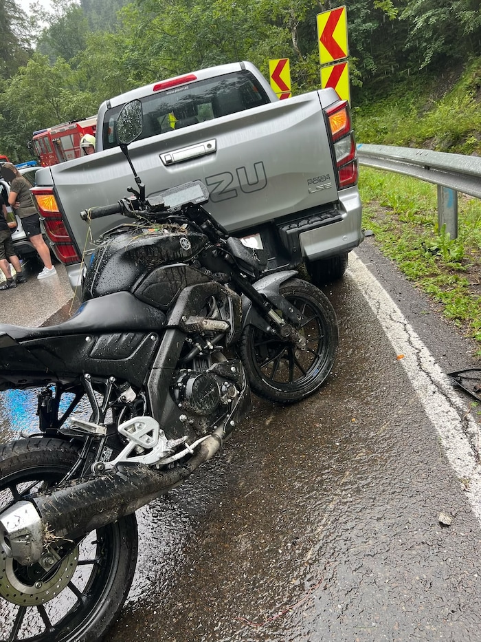 Der Biker rutschte in einer Rechtskurve weg.