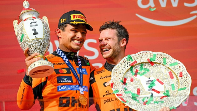 Lando Norris (li.) jubelt gemeinsam mit Mechaniker Kyle Moreira.