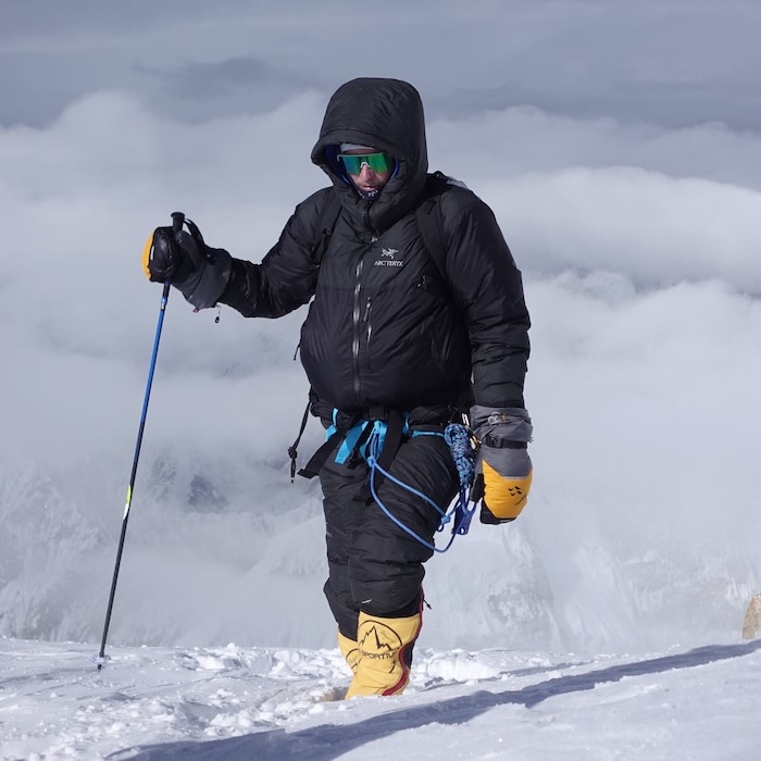 Benjamin Zörer auf dem Weg zum Gasherbrum II Gipfel.