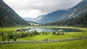Blick auf den Stappitzer See und den Naturerlebnisweg Seebachtal. 