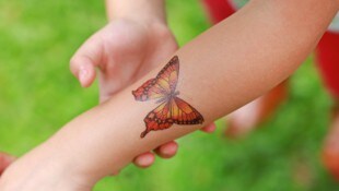 In 13 von 15 getesteten Klebetattoos wurden problematische Chemikalien wie Weichmacher, ...