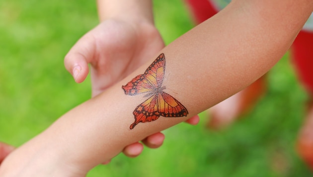 In 13 von 15 getesteten Klebetattoos wurden problematische Chemikalien wie Weichmacher, ...