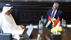Mit Industrieminister von Abu Dhabi, Sultan Ahmed Al Jaber (l.), vereinbarte Bundeskanzler Karl ...