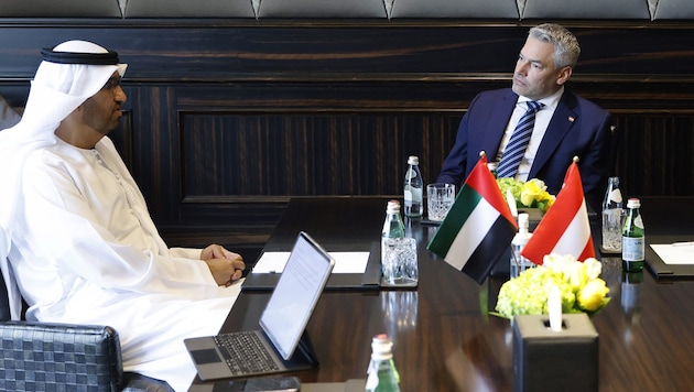 Mit Industrieminister von Abu Dhabi, Sultan Ahmed Al Jaber (l.), vereinbarte Bundeskanzler Karl ...