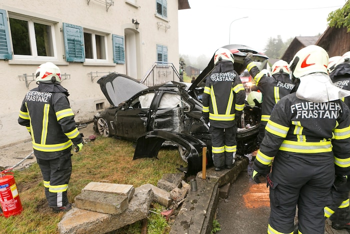 Das Auto krachte frontal gegen eine Hausmauer.