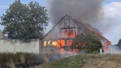 Beim Eintreffen der Einsatzkräfte brannte die Scheune bereits lichterloh.