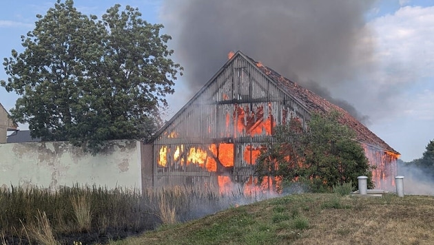 Beim Eintreffen der Einsatzkräfte brannte die Scheune bereits lichterloh.