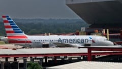 Ein Flugzeug der American Airlines ist am Samstag wegen medizinischer Notfälle außerplanmäßig ...