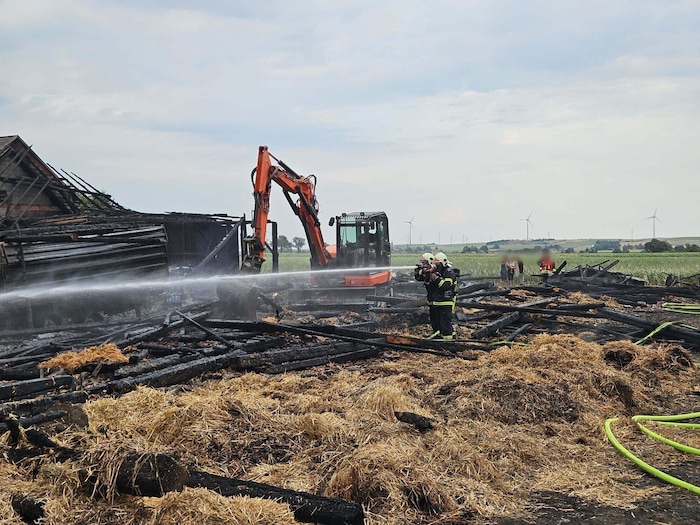 Glutnester in der Brandruine wurden gezielt abgelöscht.