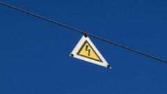 Die Oberleitung wurde dem 32-Jährigen zum Verhängnis: Er erlitt mutmaßlich einen Stromschlag und ...