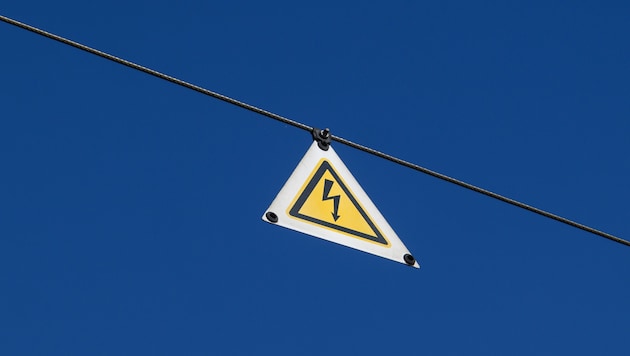 Die Oberleitung wurde dem 32-Jährigen zum Verhängnis: Er erlitt mutmaßlich einen Stromschlag und ...