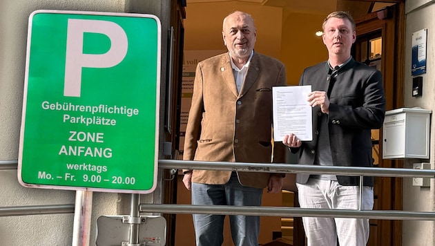 Im Streit ums kostenpflichtige Parken in Mödling ziehen die FPÖ-Politiker Reinhard Koller (li.) ...