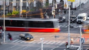 Damit Bim und Bus in der Stadt schneller vorankommen, sollen weniger Autos auf den Gleisen ...