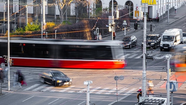 Damit Bim und Bus in der Stadt schneller vorankommen, sollen weniger Autos auf den Gleisen ...