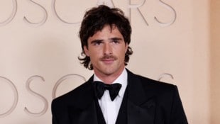 Jacob Elordi hat bis jetzt verheimlicht, dass er sich heuer bei einem kuriosen Unfall beide ...