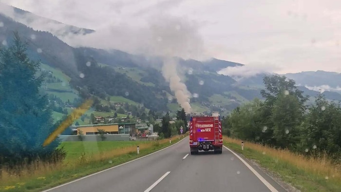 Die weithin sichtbare Rauchsäule dürfte auch Schaulustige mit einer Drohne angelockt haben.