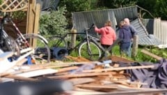 Von einem Tornado weggewehten Garagen liegen in einem Garten in Glückstadt. Im Vordergrund sind ...
