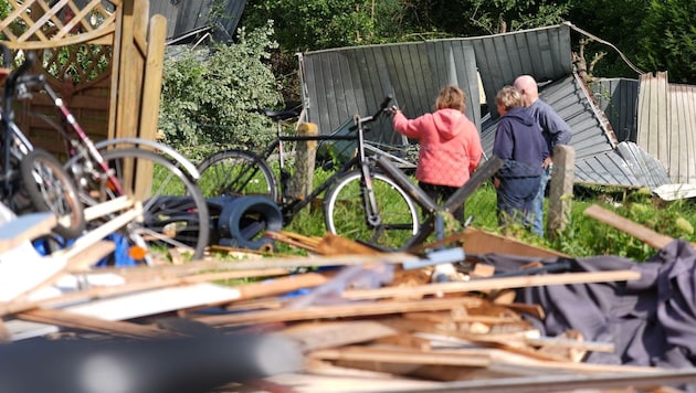 Von einem Tornado weggewehten Garagen liegen in einem Garten in Glückstadt. Im Vordergrund sind ...