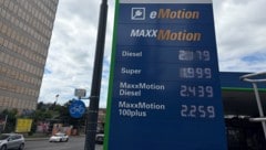 Beim Blick auf die Preistafeln verschlägt es den Autofahrern den Atem.