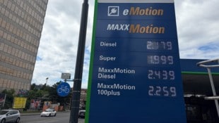 Beim Blick auf die Preistafeln verschlägt es den Autofahrern den Atem.