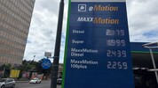 Beim Blick auf die Preistafeln verschlägt es den Autofahrern den Atem.