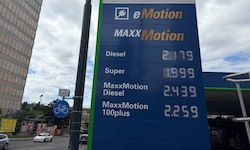 Beim Blick auf die Preistafeln verschlägt es den Autofahrern den Atem.
