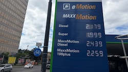 Beim Blick auf die Preistafeln verschlägt es den Autofahrern den Atem.