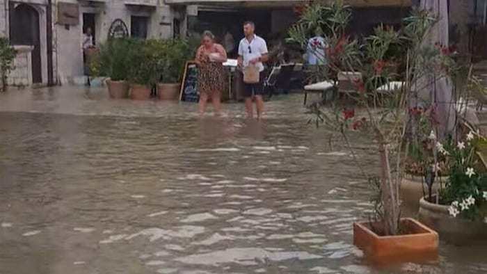 Urlaubsparadies unter Wasser: Rätselhafte Wellen überraschen Touristen.